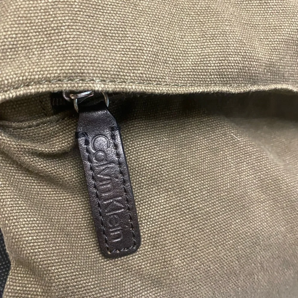 Calvin Klein Men’s Army Green Messenger Bag - Picture 4 of 14